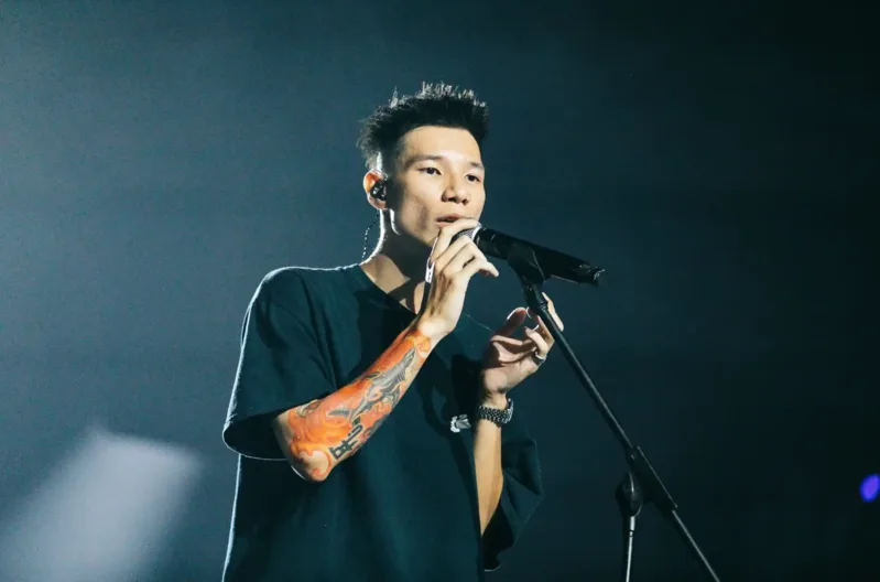 MCK kết hợp rap, R&B và giai điệu để tạo ra màu sắc âm nhạc riêng